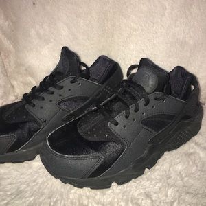 Nike Shoes - Black nike huaraches Nike Shoes - Black nike huaraches